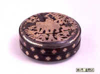 Boite_Shosoin.jpg (13858 octets)